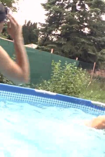 Aston twins – fun in the pool