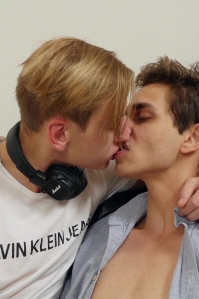 Raw cock for his gay friend